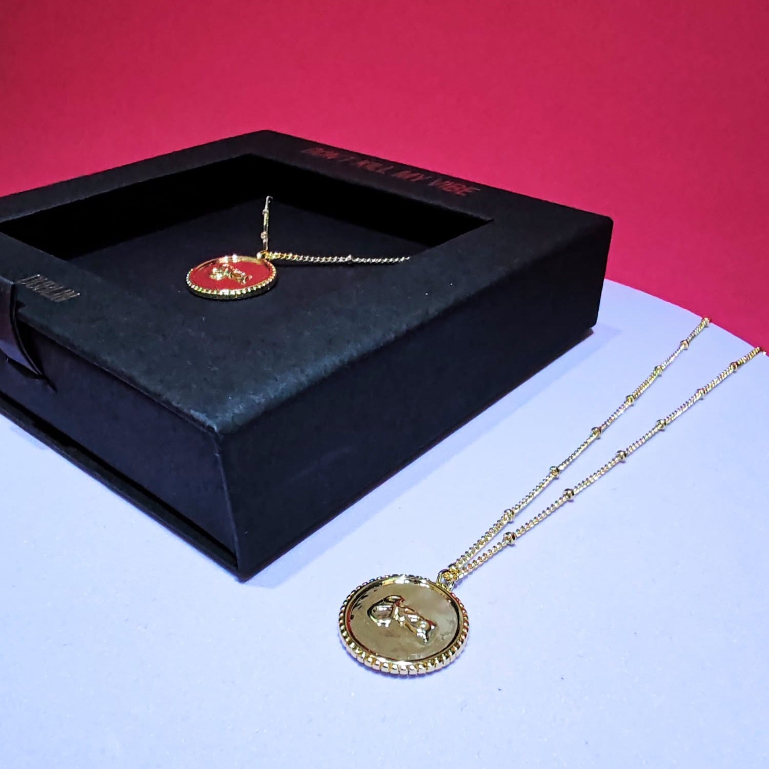 Grá Medallion Gold Necklace with Gift Box 